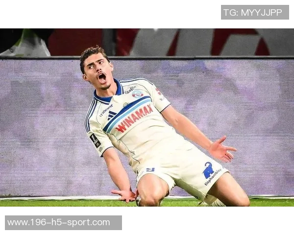 瓦尔迪禁区内展现惊人柔韧性头球攻门险些破门引发全场惊叹